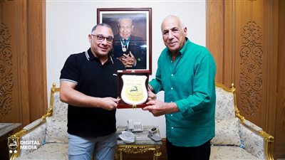 رئيس إنبى يهدي حسين لبيب درع النادي(صور)