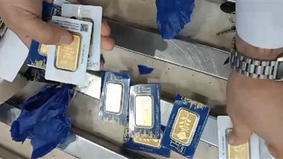 ضبط 5 محاولات لتهريب سبائك ذهبية وكروت فيزا بمطار القاهرة 