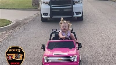 الشرطة تطارد طفلة عمرها سنتان، ارتكبت مخالفات مرورية بسيارتها 