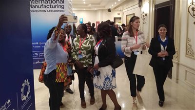 توافد المشاركين في الملتقي والمعرض الدولى السنوي للصناعة بمركز المنارة