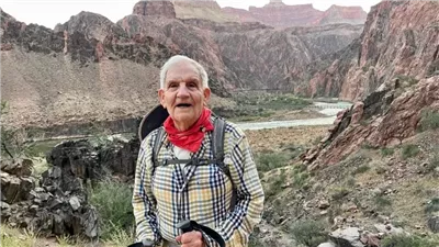 مسن إسباني يعبر أخدود جراند كانيون العظيم سيرا على الأقدام (فيديو)