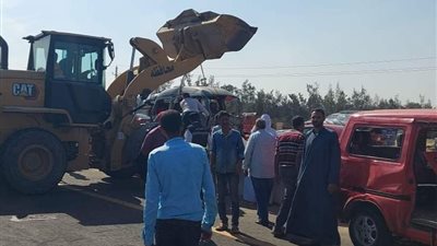 صور أولية لإزالة آثار حادث مصرع وإصابة 92 بصحراوي البحيرة (صور)