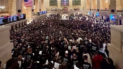 آلاف اليهود يتظاهرون في نيويورك تنديدا بالمجازر الإسرائيلية في غزة (فيديو)