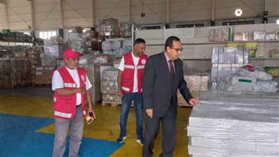 محافظ شمال سيناء يتفقد أماكن تخزين مساعدات قطاع غزة