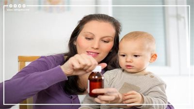 شروط إعطاء الطفل الدواء ومخاطر استخدام غطاء الزجاجة (انفوجراف)