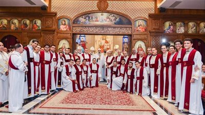 الأنبا رافائيل يرسم شمامسة جدد لمنطقة الأنبا رويس بكاتدرائية العباسية