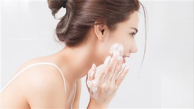 غسول البشرة الدهنية، فوائده والطرق الصحيحة لاختياره