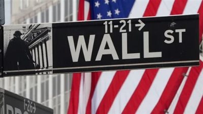 خبير يكشف سر تراجع الأسهم الأمريكية بختام التداولات 