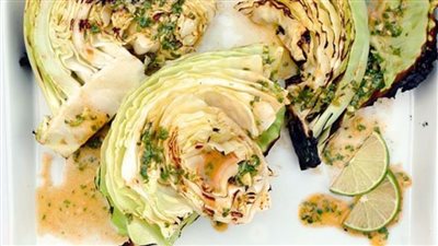 طريقة عمل كرنب مشوي بالطحينة (فيديو)