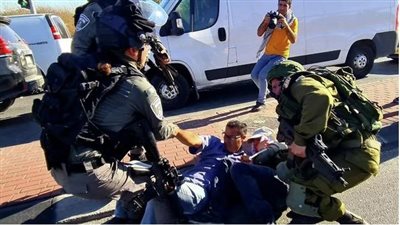 الجيش الإسرائيلي يهدم منزلا ويعتقل عددا من الفلسطينيين بينهم طفل في مخيم الجلزون برام الله (فيديو)