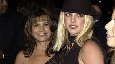 بريتني سبيرز تهاجم والدتها في مذكراتها The Woman In Me: لم تقف بجاني واهتمت بجني الأموال