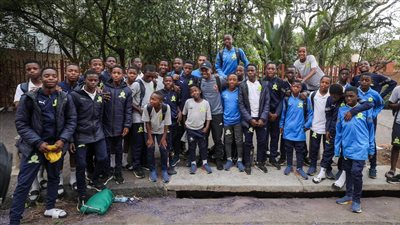 بيرسي تاو يلتقط صور تذكارية مع ناشئي صنداونز (صور)