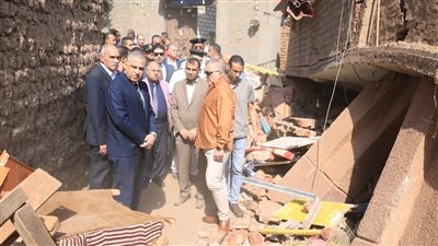 محافظ سوهاج ومدير الأمن يتفقدان موقع انهيار منزل بجزيرة شندويل (صور)