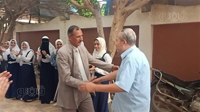 ممر شرفي لمعلم باروط التجارية ببني سويف لبلوغه سن التقاعد