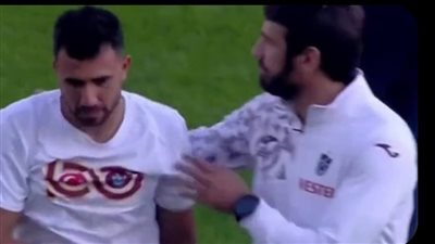 محمود تريزيجيه يتعرض للإصابة خلال إحماء مباراة طرابزون بالدوري التركي (صور)