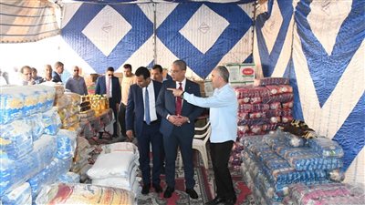 محافظ الفيوم يتابع مبادرة تخفيض الأسعار في طامية