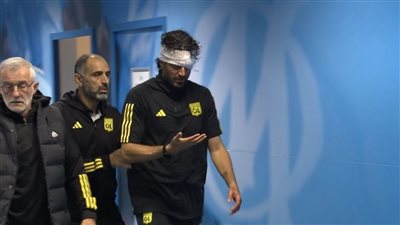 الدوري الفرنسي، إصابة جروسو في اعتداء جماهير مارسيليا على حافلة ليون (صور)