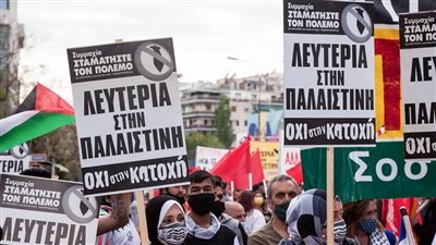 بالدموع والأعلام الفلسطينية، مسيرة صامتة في ستوكهولم تضامنًا مع غزة(فيديو)