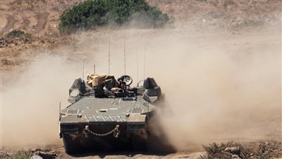 لحظة استهداف آلية عسكرية إسرائيلية بعبوة ناسفة في مدينة جنين بالضفة الغربية