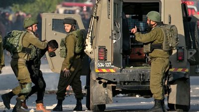 جيش الاحتلال يعتقل 21 فلسطينيا في رام الله بينهم طفل وفتاة