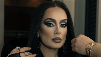 بكاء آديل حال رؤيتها للطبيب الذي ساعدها في إنجاب ابنها بحفلها الأخير (فيديو)