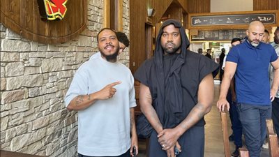  كانييه ويست يلتقط صورا تذكارية مع المعجبين في أحد مطاعم الرياض 