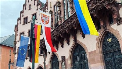 في ألمانيا مزقوا العلم الإسرائيلي وداسوه بالأقدام وصوروا الواقعة