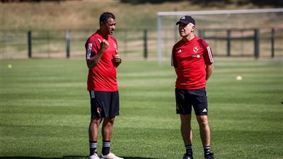 الدوري الأفريقي، كولر يجتمع مع الجهاز المعاون استعدادا لمباراة صن داونز