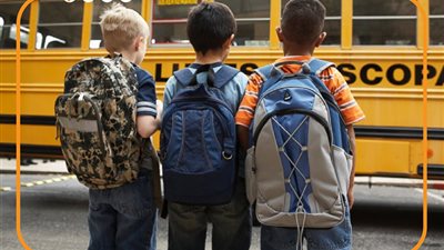 الطريقة الصحيحة لارتداء الطفل الشنطة المدرسية (انفوجراف)