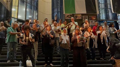 وقفة صامتة بالشموع على أرواح شهداء فلسطين على سلالم نقابة الصحفيين (صور)