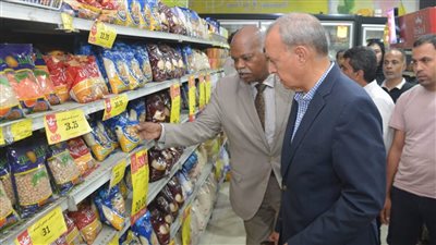 محافظ القليوبية يتفقد المنافذ والأسواق بشبرا الخيمة لمتابعة تنفيذ مبادرة تخفيض أسعار السلع