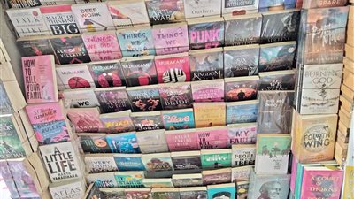 لم يكمل تعليمه ويتحدث ثلاث لغات، حكاية أشهر بائع كتب وأنتيكات بالزمالك (صور)