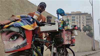 شاب يخترع كافيه متكامل على دراجة (فيديو) 