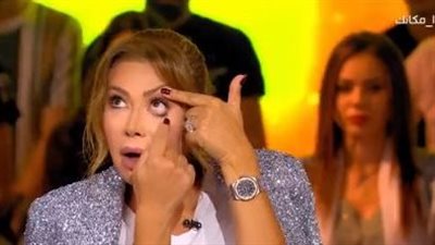 هل ترتدي نوال الزغبي العدسات والباروكة؟ شاهد رد فعل المطربة (فيديو) 