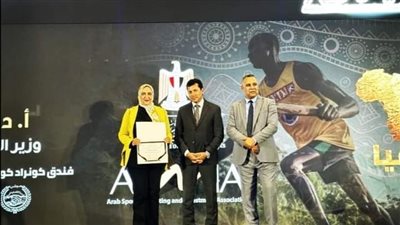 أشرف صبحي يكرم وكيل شباب الدقهلية فى ختام الملتقى الدولي الثاني للاستثمار