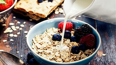 طريقة عمل الشوفان باللبن، وجبة مغذية ولذيذة