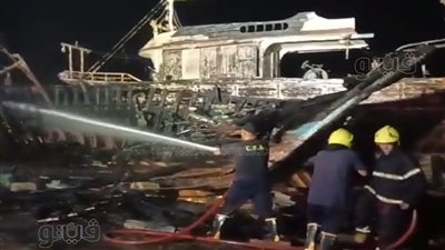 إخماد حريق بمركب في ميناء الصيد ببورسعيد (صور)