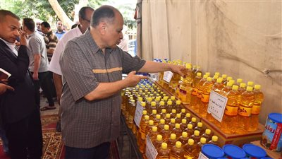 محافظ أسيوط يفتتح منفذا جديدا لبيع السلع بأسعار مخفضة أمام الديوان