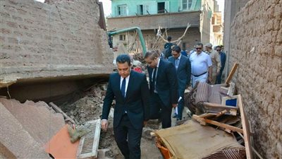 النيابة تعاين المنزل المنهار بسوهاج (صور)