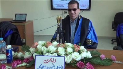 تغلب على إعاقته وحصل على الماجستير، بليغ ابن البحيرة: مضطر للتسول واتمنى الحصول على وظيفة (فيديو)