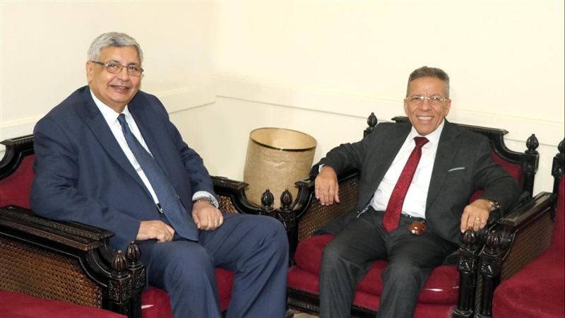 لقاء نقيب الأطباء