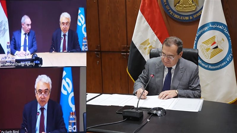 الملا خلال التوقيع،فيتو