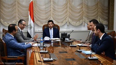 أشرف صبحي يبحث آليات تنفيذ توصيات الملتقى الدولي للاستثمار