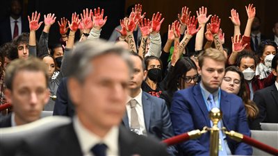 أمريكيون يهتفون بكفوف حمراء ضد بلينكن في الكونجرس اعتراضا على إبادة غزة (فيديو)