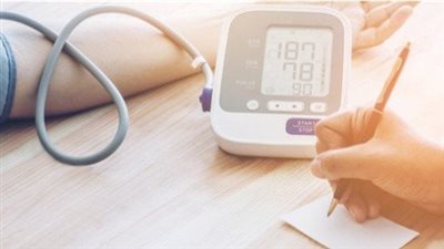 أعراض انخفاض ضغط الدم المفاجئ وطرق علاجه في المنزل