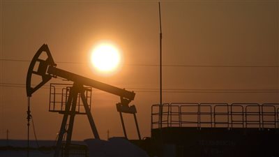 النفط في طريقه لإنهاء سلسلة خسائر وسط آمال بمواصلة خفض الإنتاج