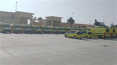 اصطفاف 80 سيارة إسعاف أمام معبر رفح لنقل المصابين من أهالي غزة للعلاج في مصر (صور)