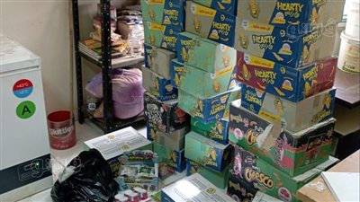 ضبط طن ملح غير مطابق للمواصفات وحلوى منتهية الصلاحية فى أسواق أسوان (صور)