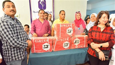 مياة أسيوط تهدي مدرسة الثانوية الصناعية بنات بـ 4 ماكينات خياطة لتدريب الطالبات 