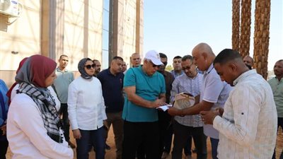 محافظ الوادي الجديد يتابع أعمال الإنشاءات بالمدينة الرياضية